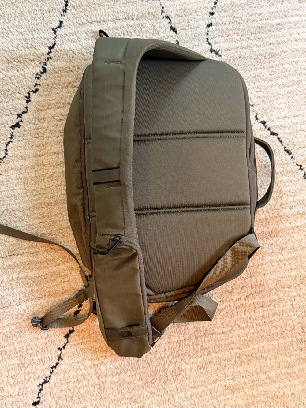The North Face Borealis Sling Backpack Crossbody Bag Olive Green NWOT - Picture 4 of 4